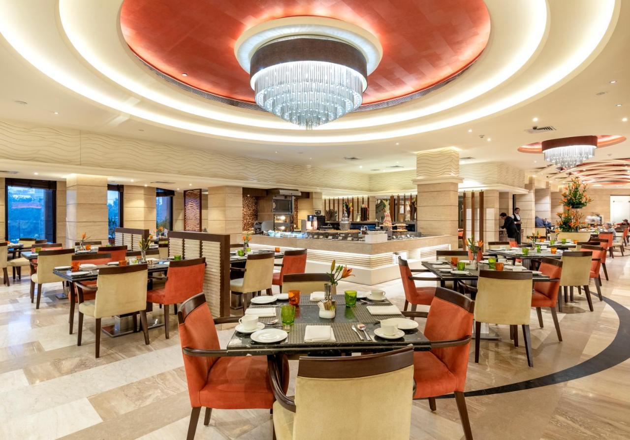 Hotel The Suryaa Nowe Delhi Zewnętrze zdjęcie The restaurant