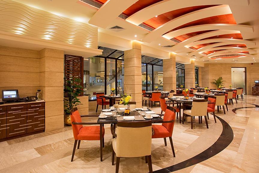 Hotel The Suryaa Nowe Delhi Zewnętrze zdjęcie The restaurant