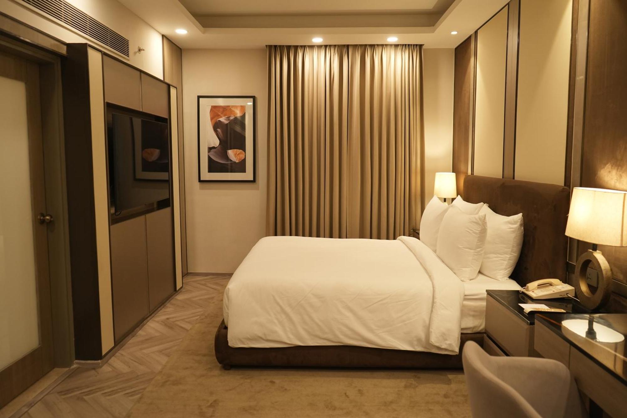 Hotel The Suryaa Nowe Delhi Zewnętrze zdjęcie A bedroom at the Taj Mahal Palace
