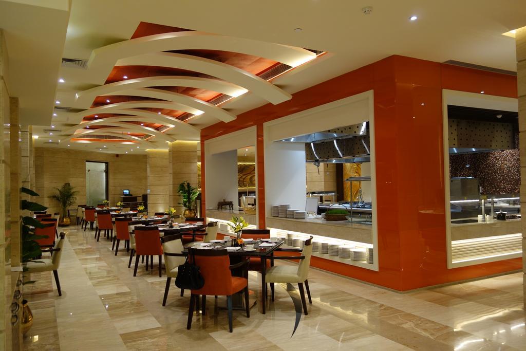 Hotel The Suryaa Nowe Delhi Zewnętrze zdjęcie The restaurant
