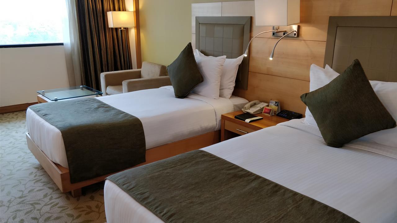 Hotel The Suryaa Nowe Delhi Zewnętrze zdjęcie A room at the hotel