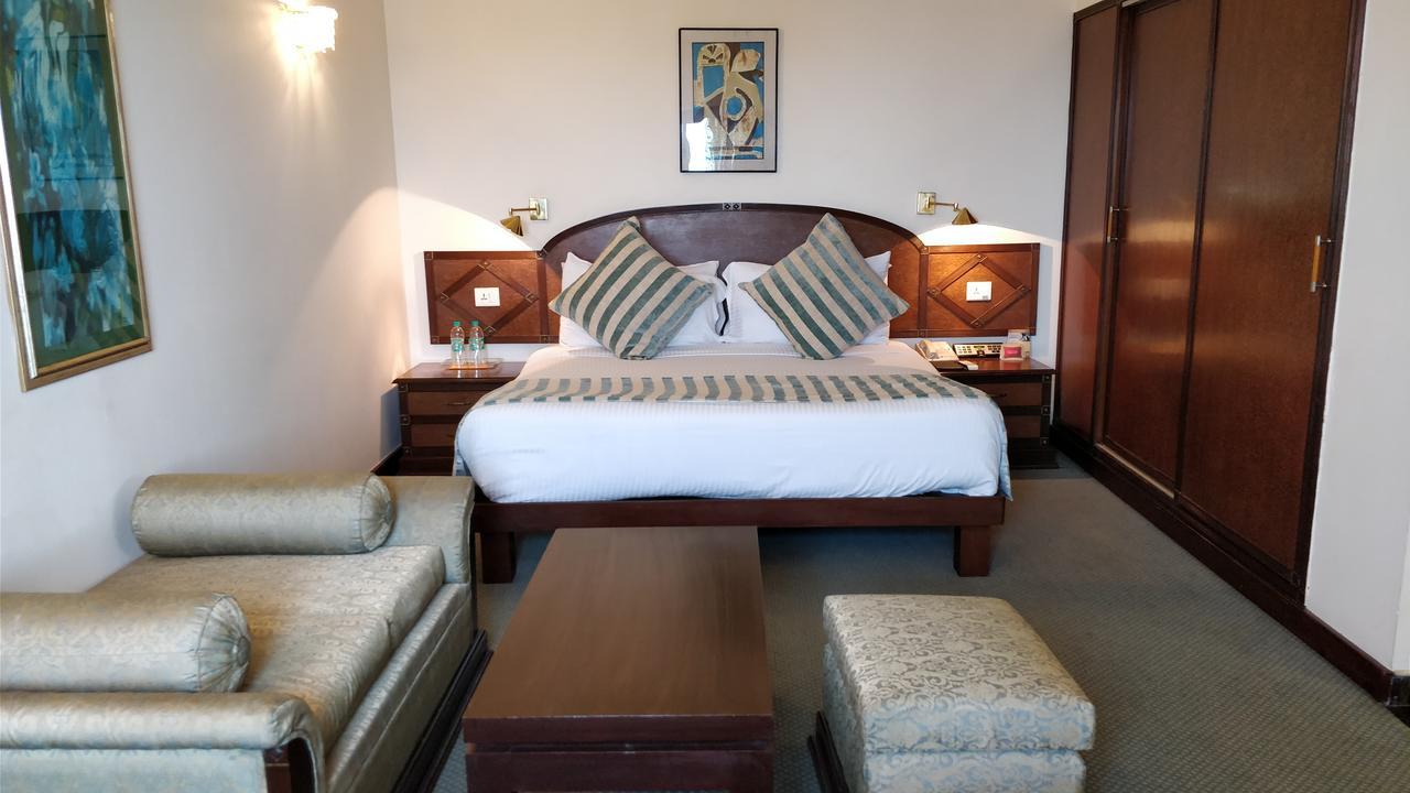 Hotel The Suryaa Nowe Delhi Zewnętrze zdjęcie A room at the hotel