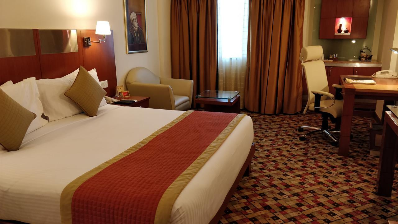 Hotel The Suryaa Nowe Delhi Zewnętrze zdjęcie A room at the hotel