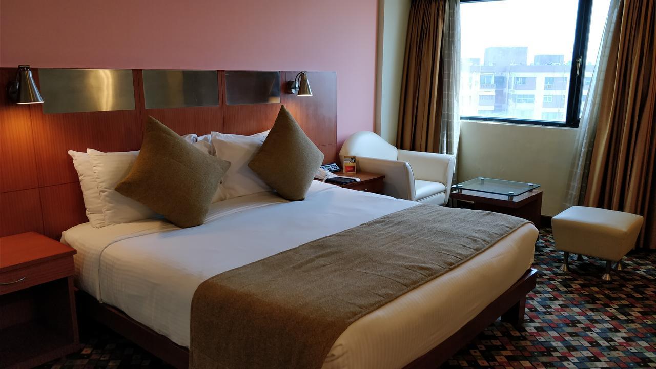 Hotel The Suryaa Nowe Delhi Zewnętrze zdjęcie A room at the hotel