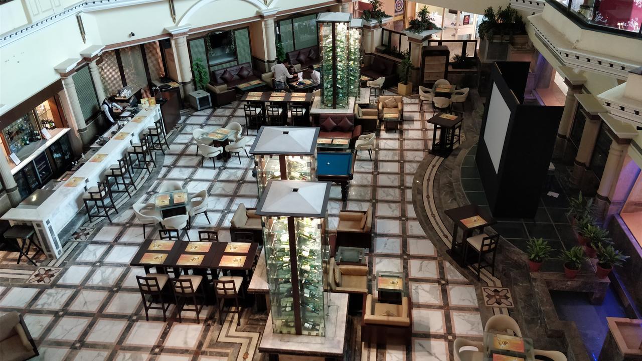 Hotel The Suryaa Nowe Delhi Zewnętrze zdjęcie The lobby of the hotel