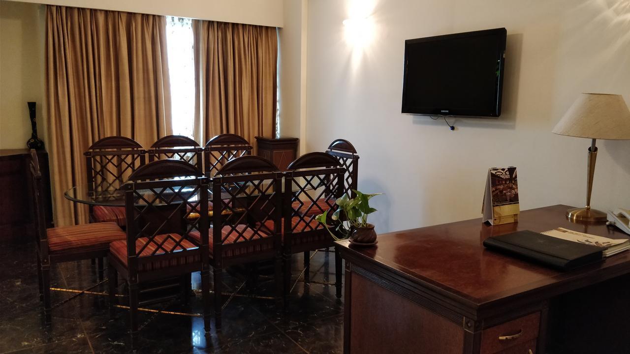 Hotel The Suryaa Nowe Delhi Zewnętrze zdjęcie A meeting room at the hotel