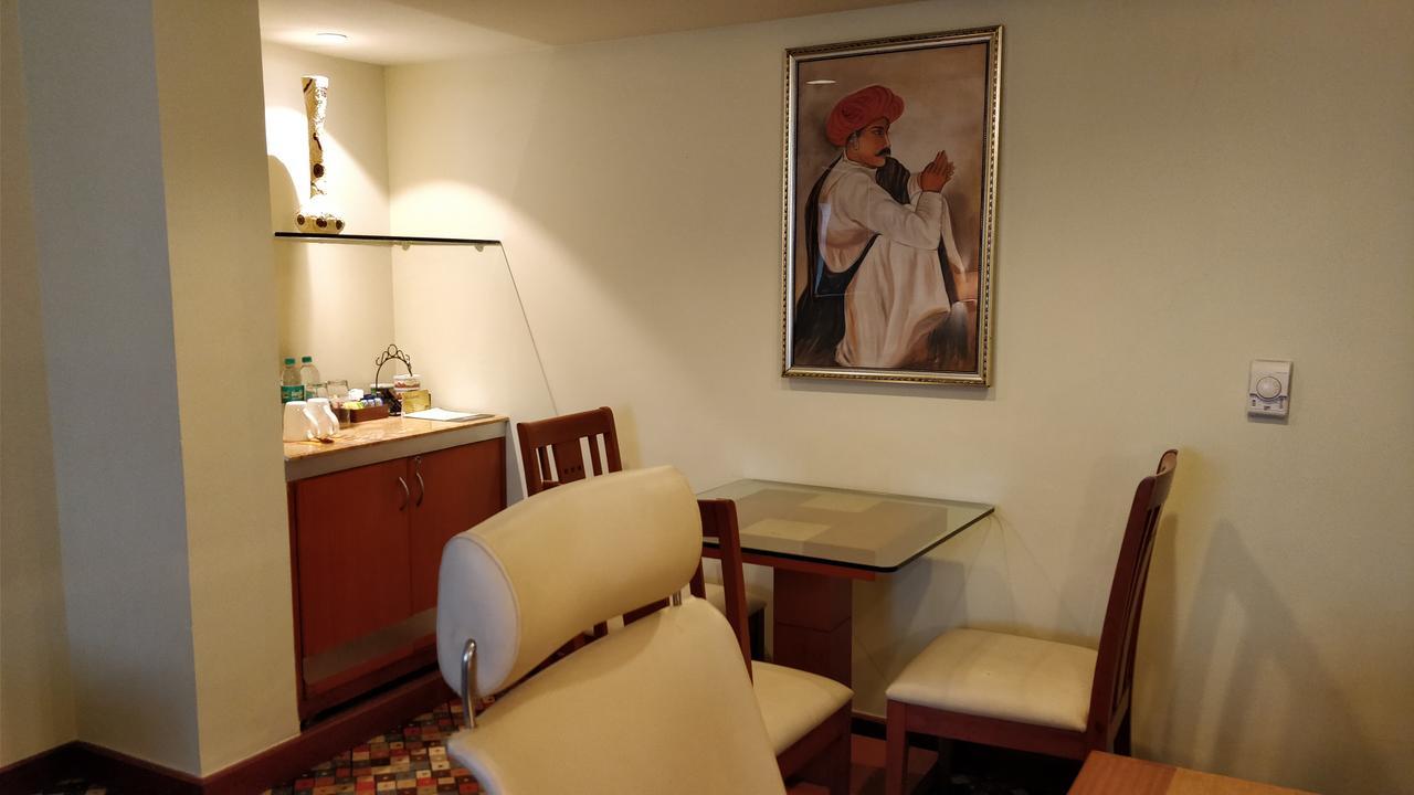 Hotel The Suryaa Nowe Delhi Zewnętrze zdjęcie A painting of a Sikh man in a hotel in India