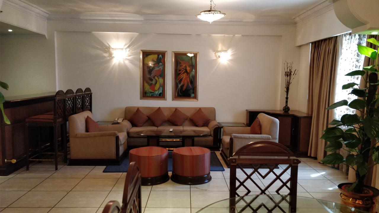 Hotel The Suryaa Nowe Delhi Zewnętrze zdjęcie A living room in a typical apartment