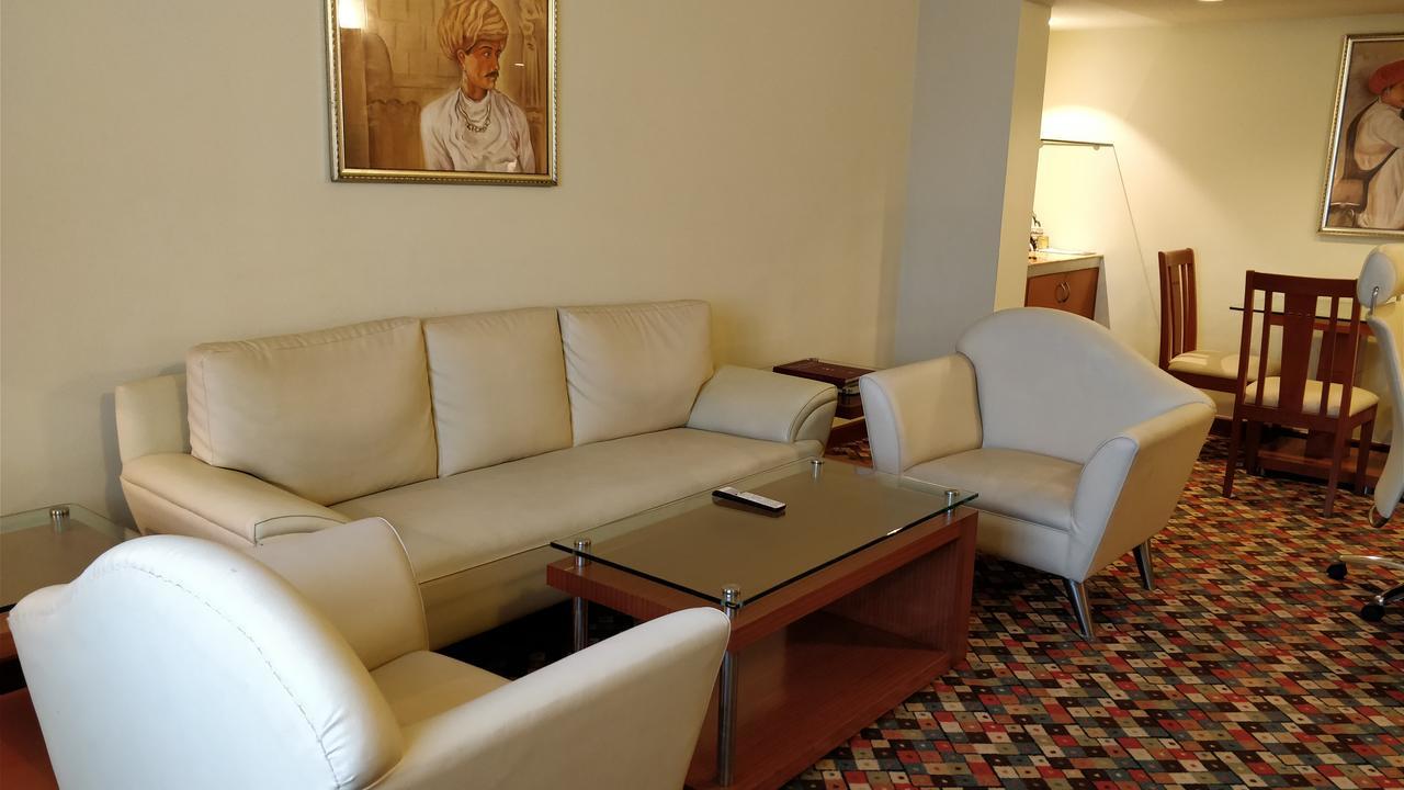 Hotel The Suryaa Nowe Delhi Zewnętrze zdjęcie A living room