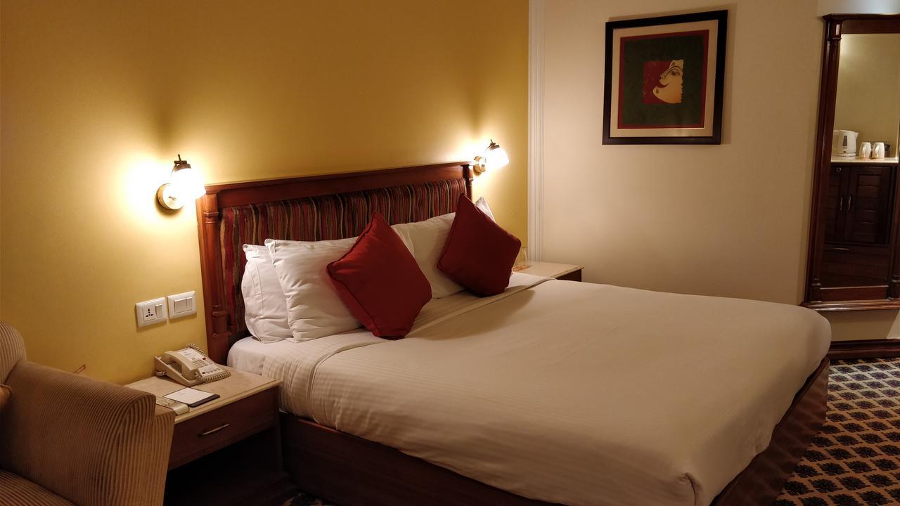 Hotel The Suryaa Nowe Delhi Zewnętrze zdjęcie A bedroom at the hotel