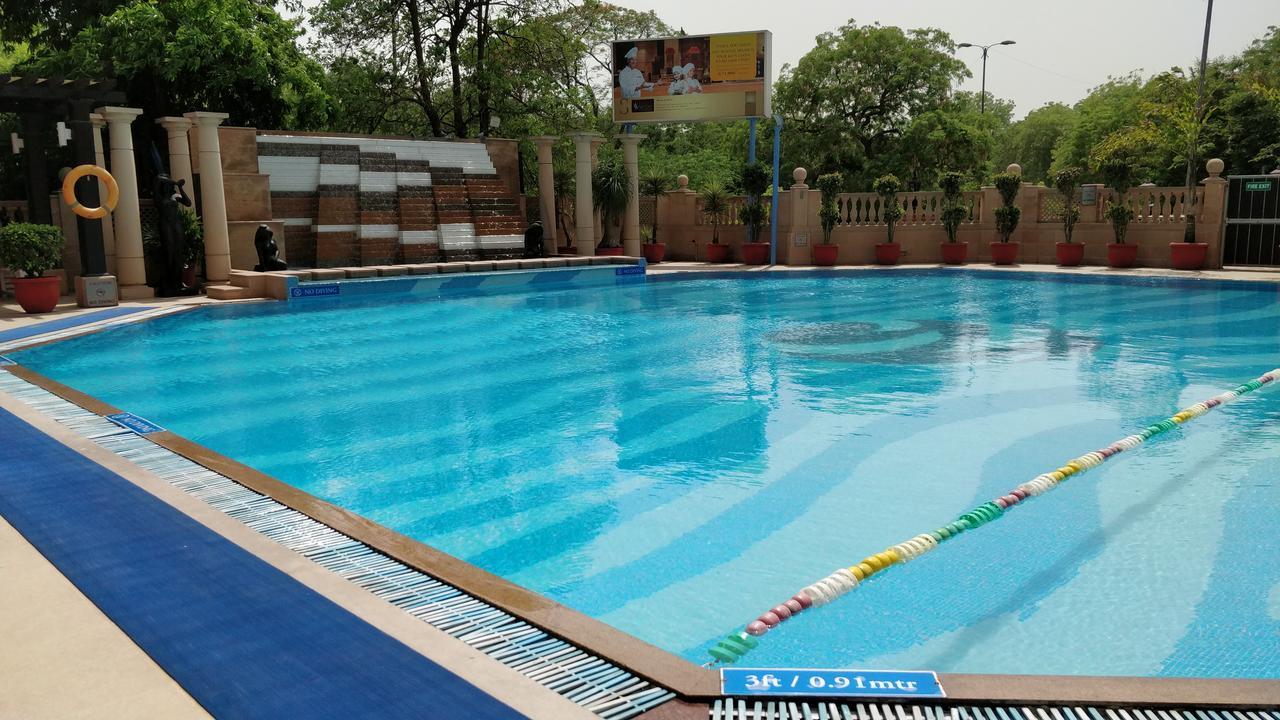 Hotel The Suryaa Nowe Delhi Zewnętrze zdjęcie Swimming pool