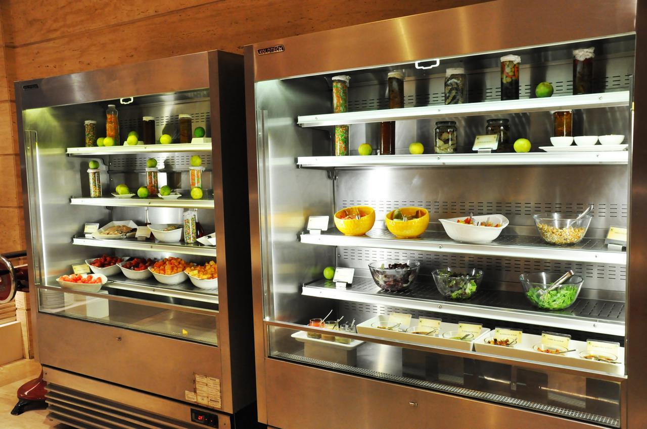 Hotel The Suryaa Nowe Delhi Zewnętrze zdjęcie A refrigerator