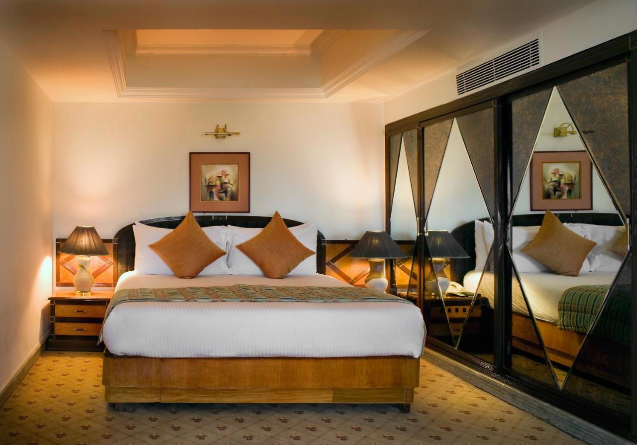 Hotel The Suryaa Nowe Delhi Zewnętrze zdjęcie A bedroom at the Taj Mahal Palace