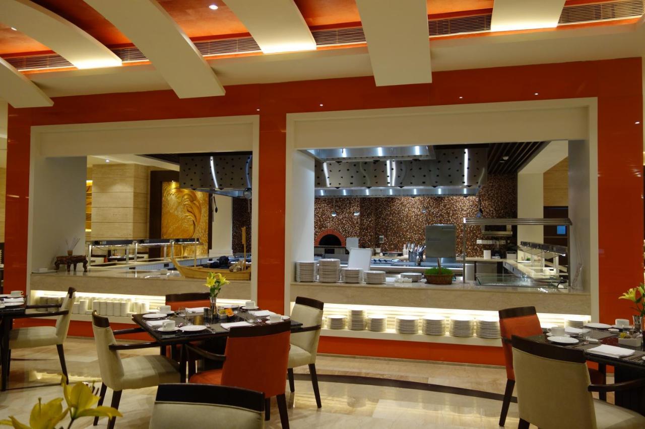 Hotel The Suryaa Nowe Delhi Zewnętrze zdjęcie The restaurant