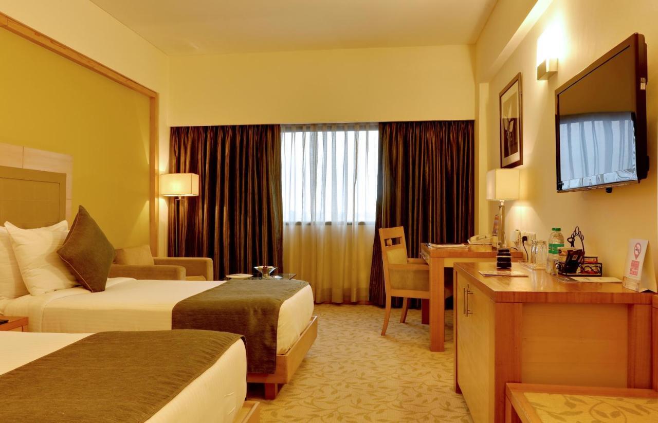 Hotel The Suryaa Nowe Delhi Zewnętrze zdjęcie A room at the hotel