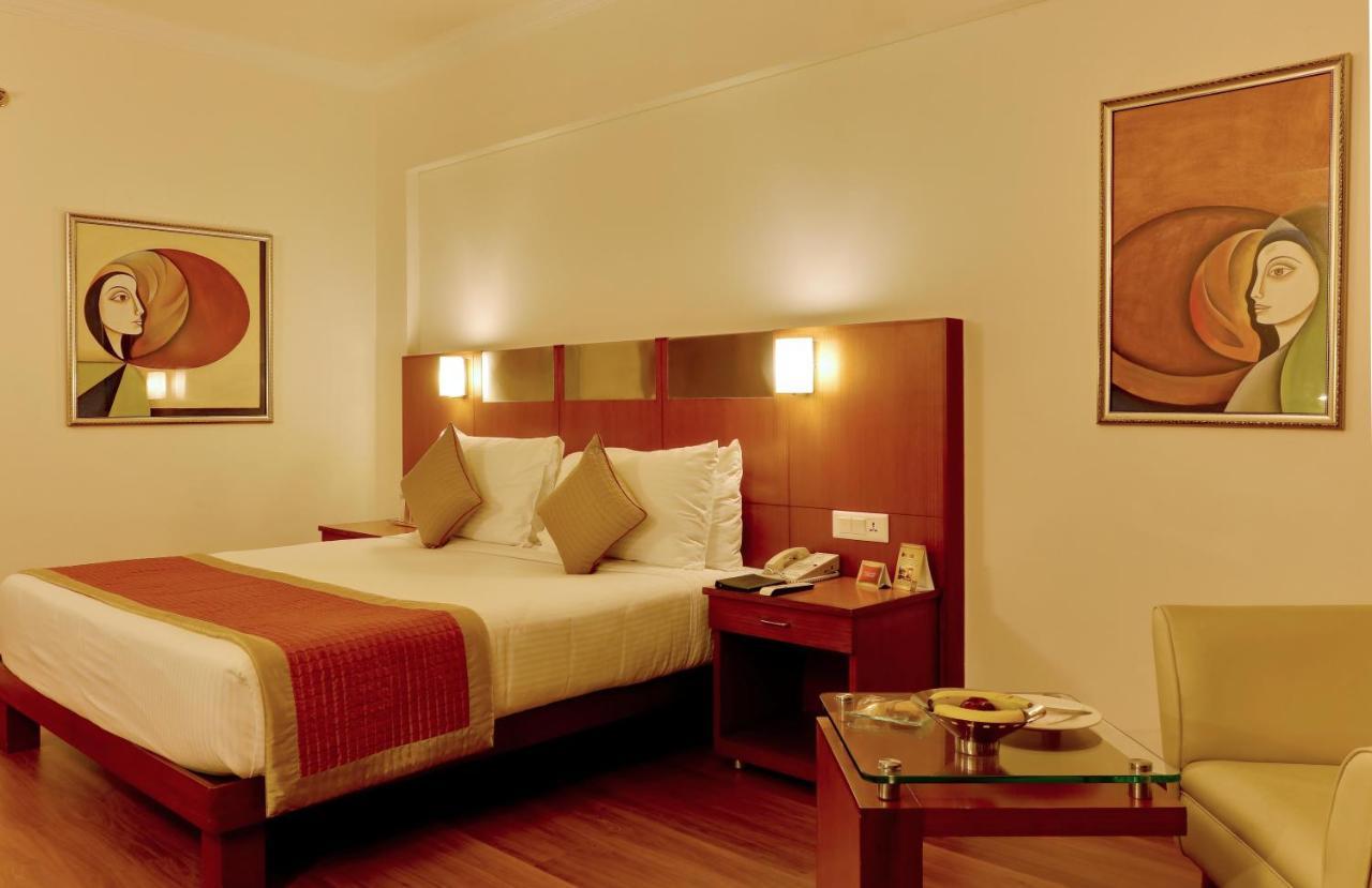 Hotel The Suryaa Nowe Delhi Zewnętrze zdjęcie A room at the hotel