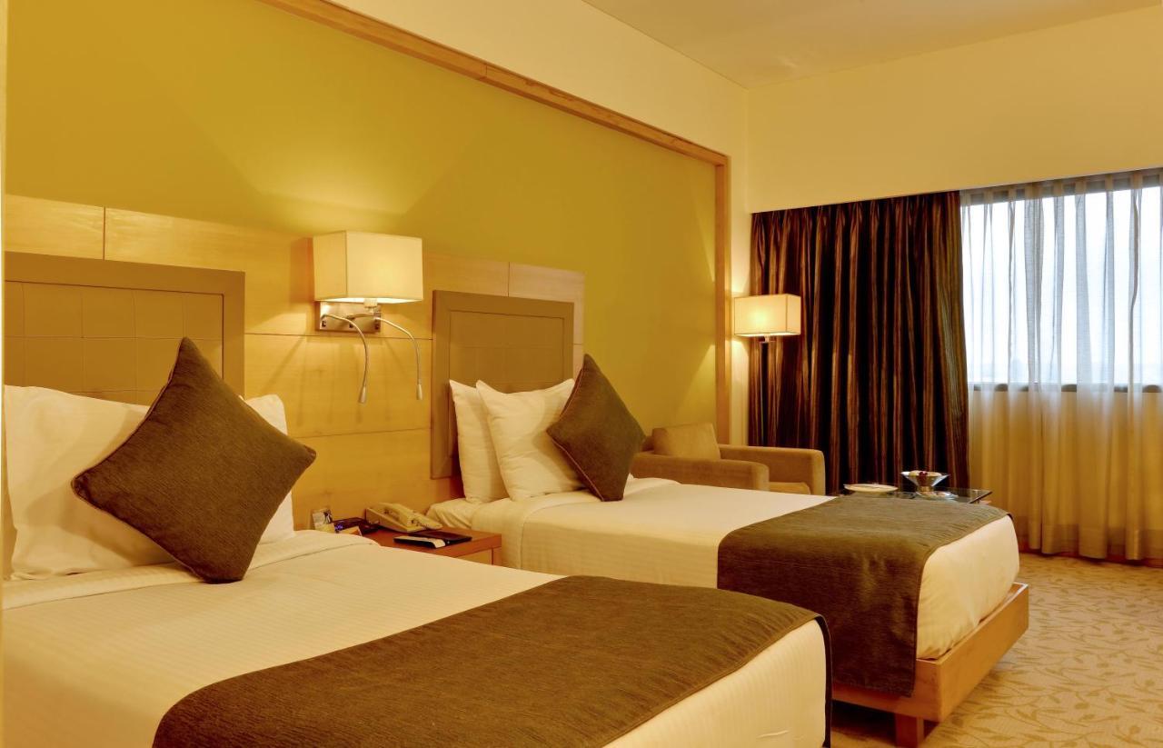 Hotel The Suryaa Nowe Delhi Zewnętrze zdjęcie A room at the hotel