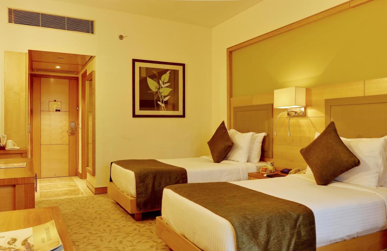 Hotel The Suryaa Nowe Delhi Zewnętrze zdjęcie A room at the hotel
