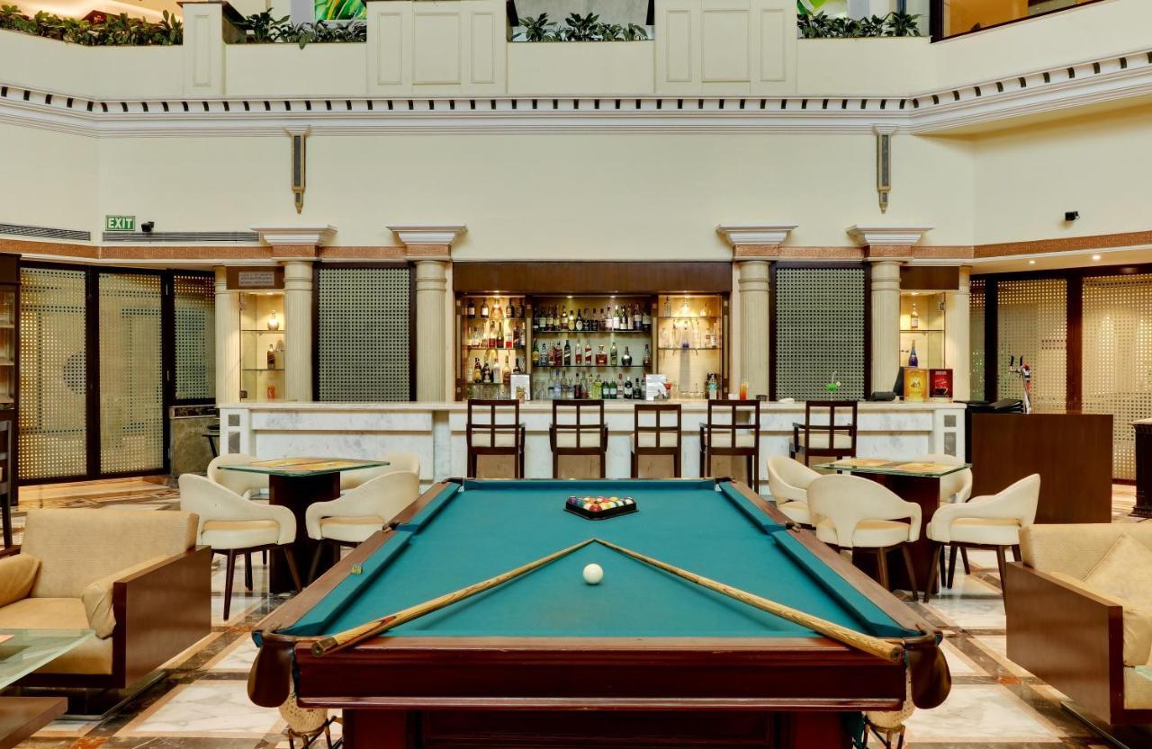 Hotel The Suryaa Nowe Delhi Zewnętrze zdjęcie Pool table