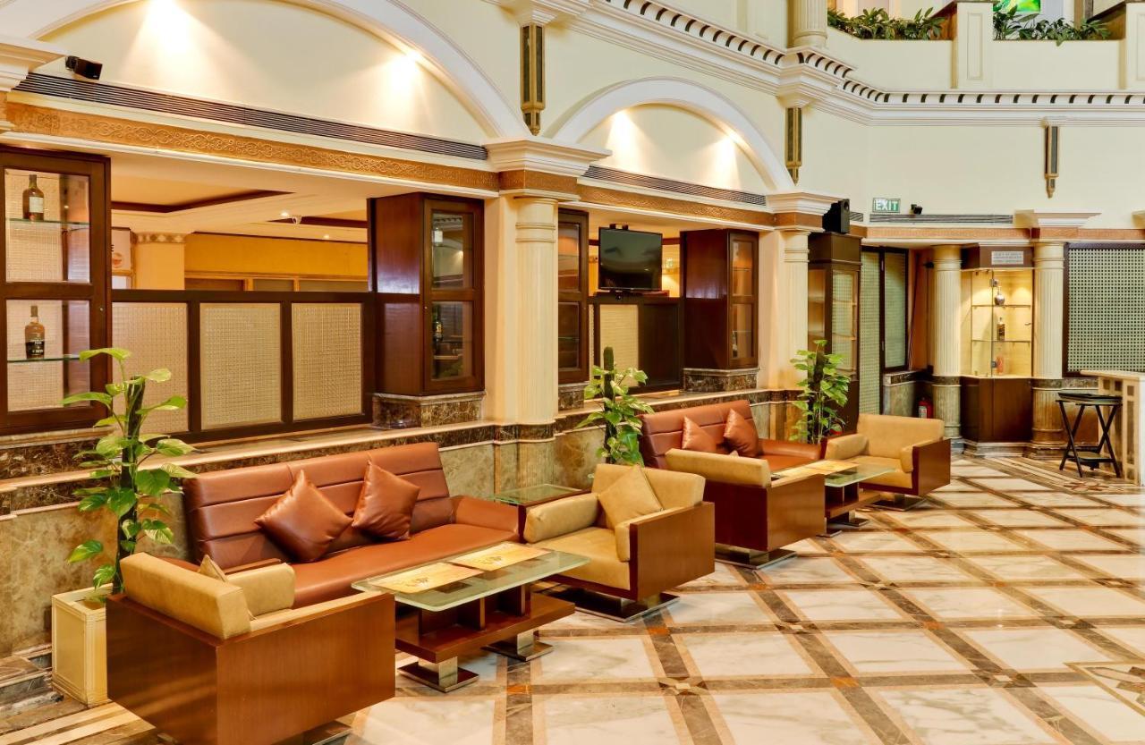 Hotel The Suryaa Nowe Delhi Zewnętrze zdjęcie The lobby of the hotel