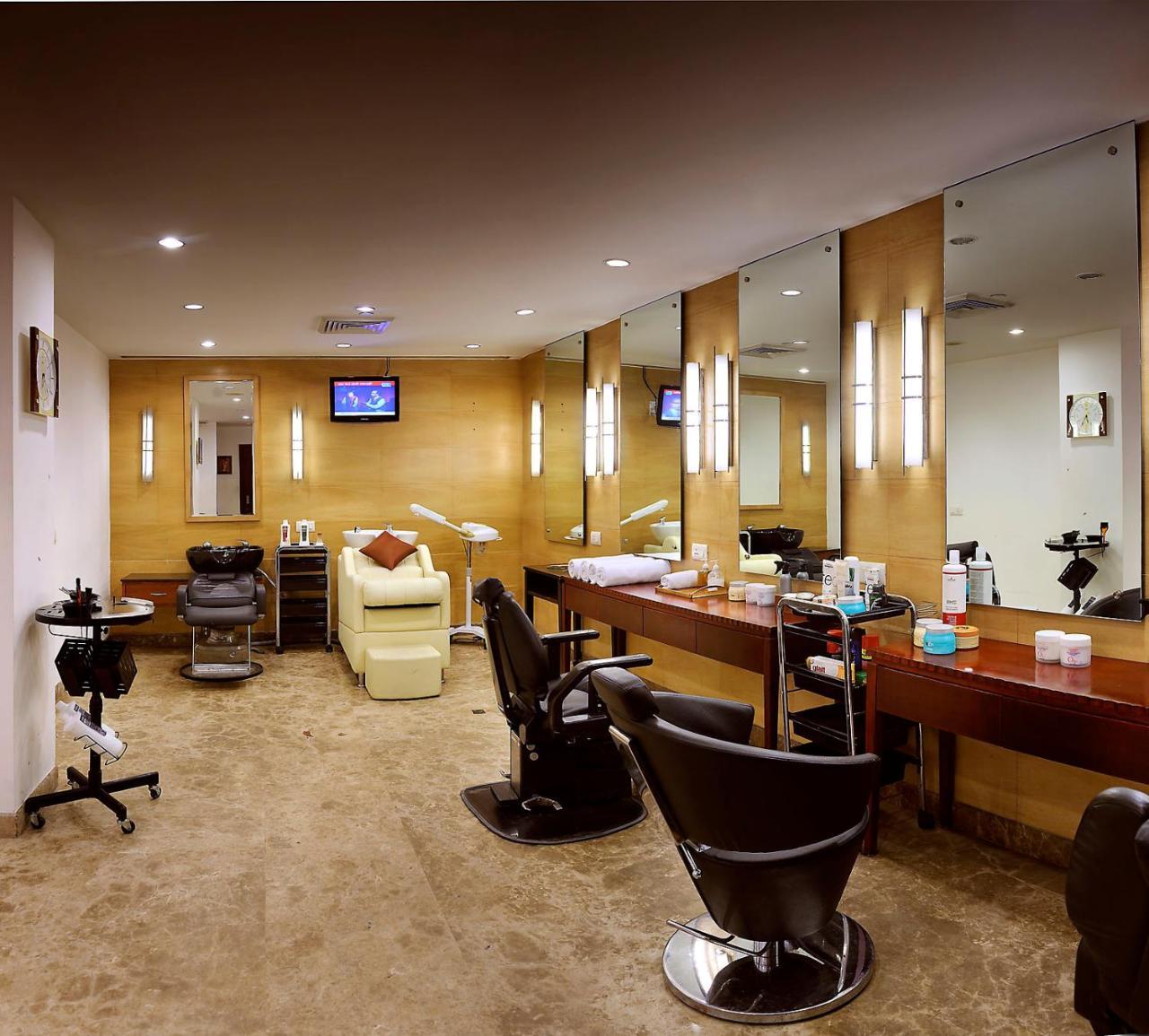 Hotel The Suryaa Nowe Delhi Zewnętrze zdjęcie A salon in Singapore