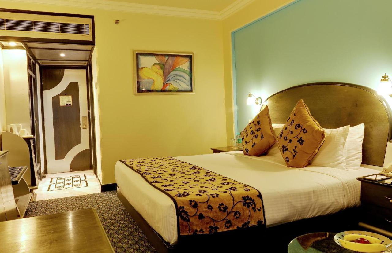 Hotel The Suryaa Nowe Delhi Zewnętrze zdjęcie A room at the hotel