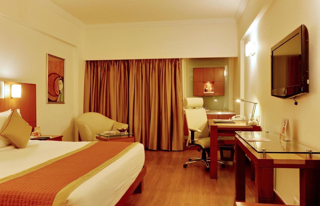 Hotel The Suryaa Nowe Delhi Zewnętrze zdjęcie A room at the hotel