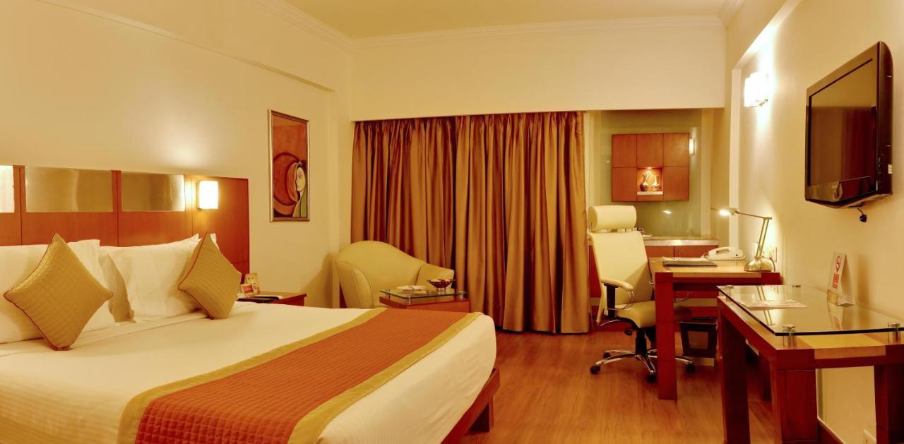 Hotel The Suryaa Nowe Delhi Zewnętrze zdjęcie A room at the hotel