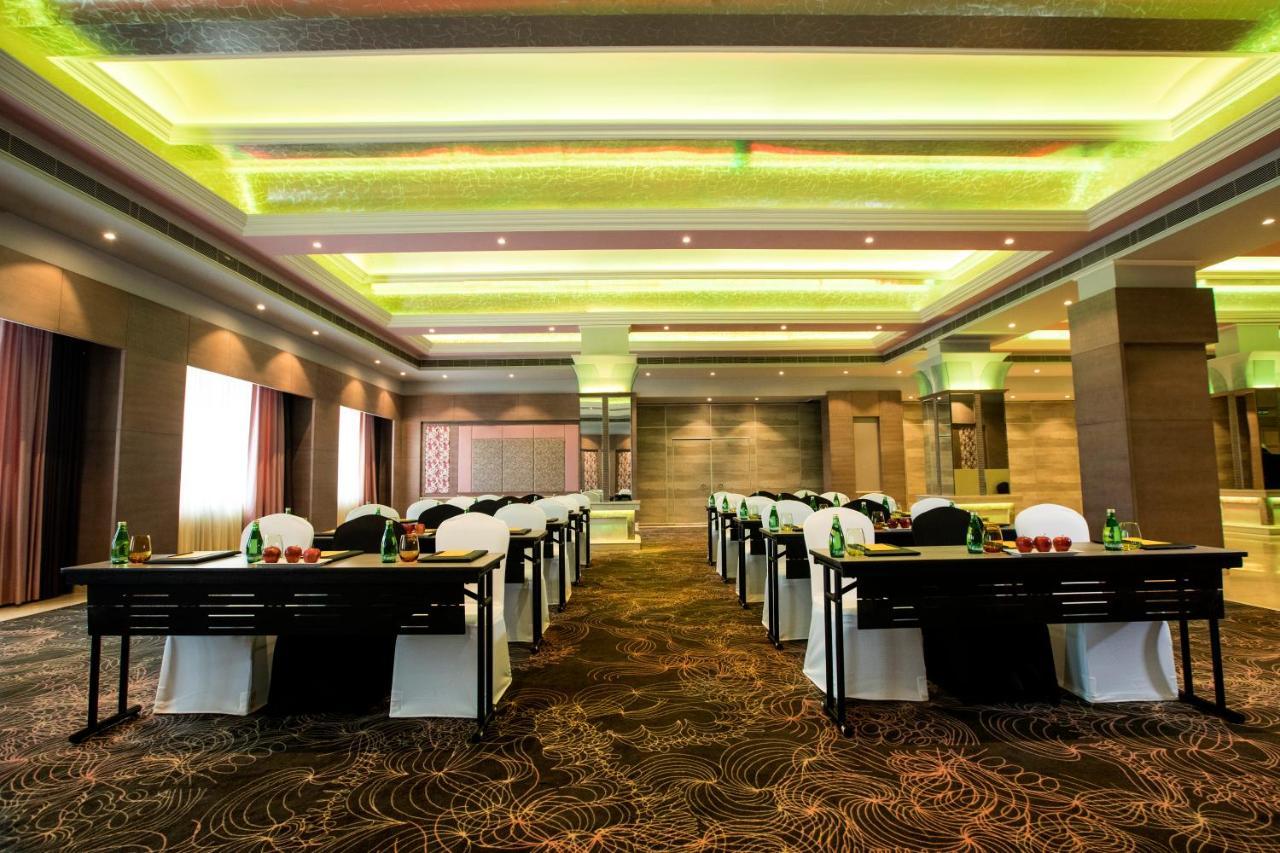 Hotel The Suryaa Nowe Delhi Zewnętrze zdjęcie The Royal