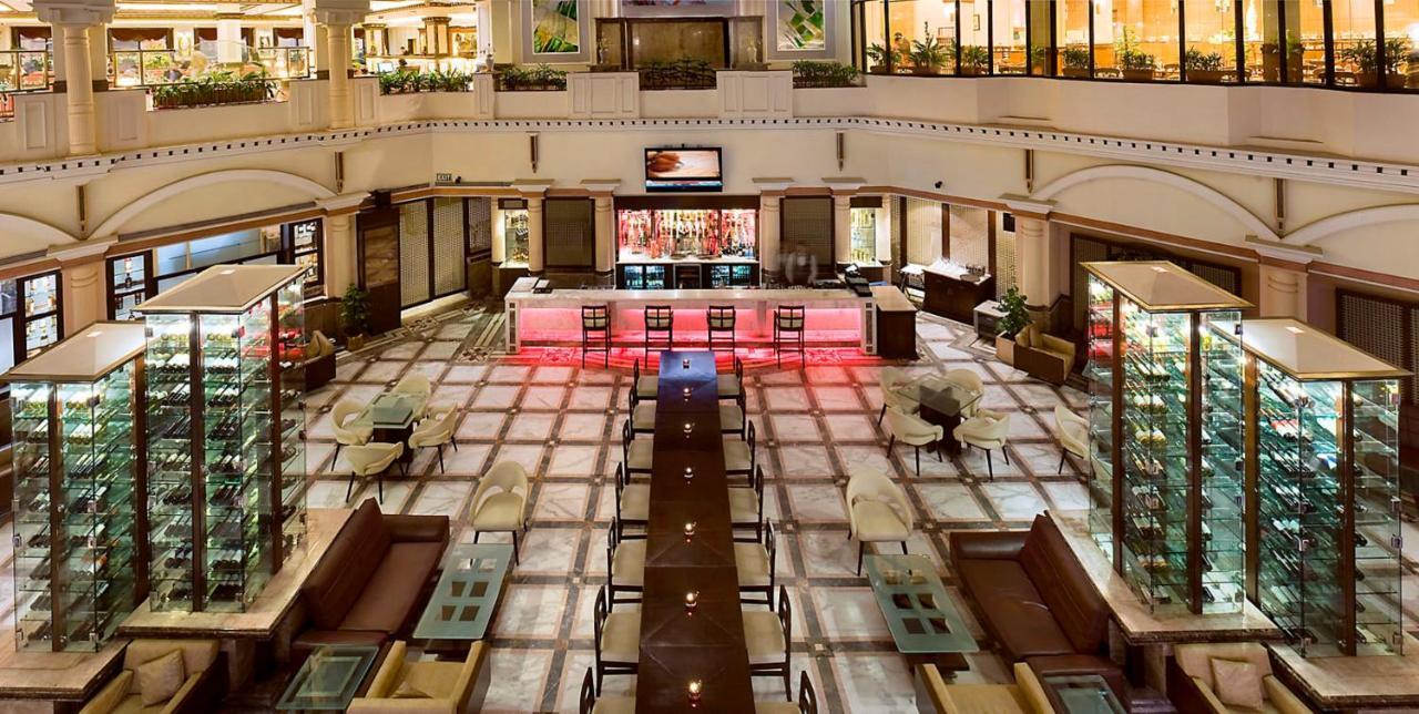 Hotel The Suryaa Nowe Delhi Zewnętrze zdjęcie The lobby of the hotel
