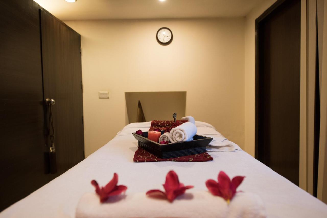 Hotel The Suryaa Nowe Delhi Zewnętrze zdjęcie A massage bed at a spa