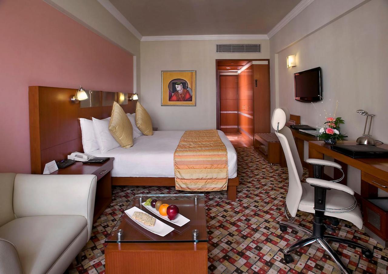 Hotel The Suryaa Nowe Delhi Zewnętrze zdjęcie A room at the hotel