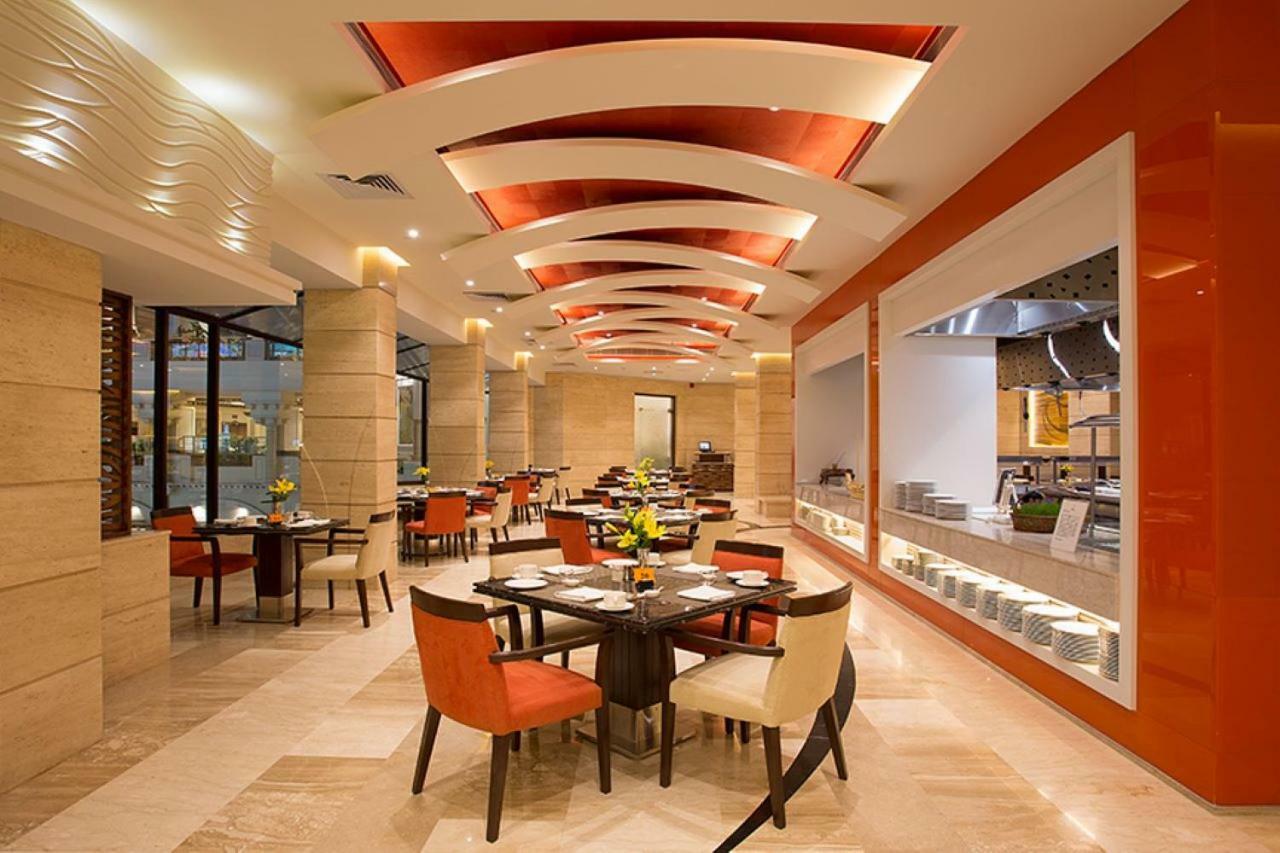 Hotel The Suryaa Nowe Delhi Zewnętrze zdjęcie The restaurant
